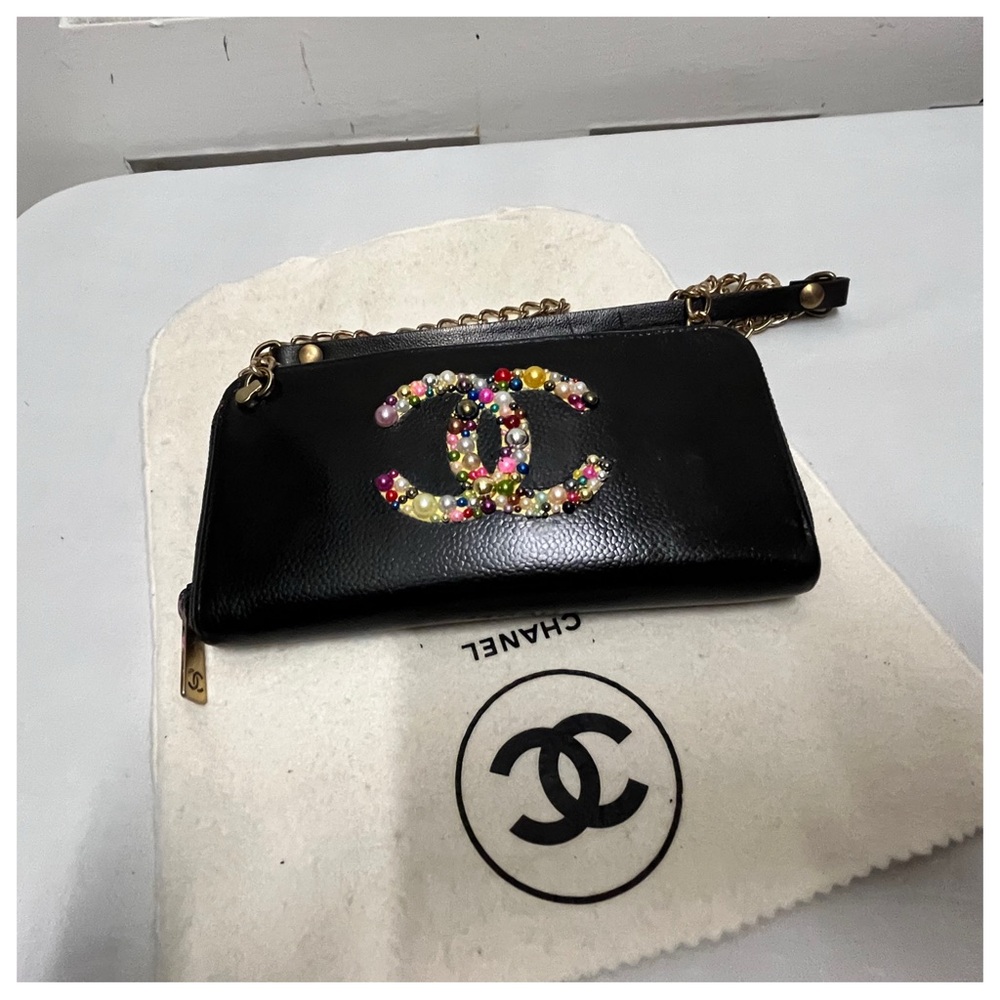 CHANEL Black and Gold Crossbody Bag with Iconic Design - Picture 10 of 10